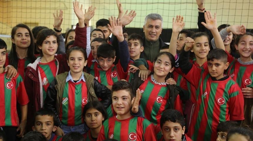 Cizre Belediye Başkanı Faik Arıcan, &ccedil;ocuklara forma hediye etti