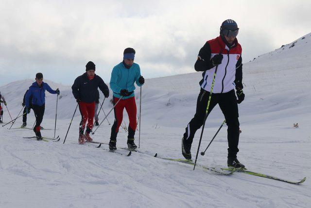 Bitlis'e kar yağmayınca kayakçılar, antreman için 2 bin 500 rakımlı Nemrut’a gitti