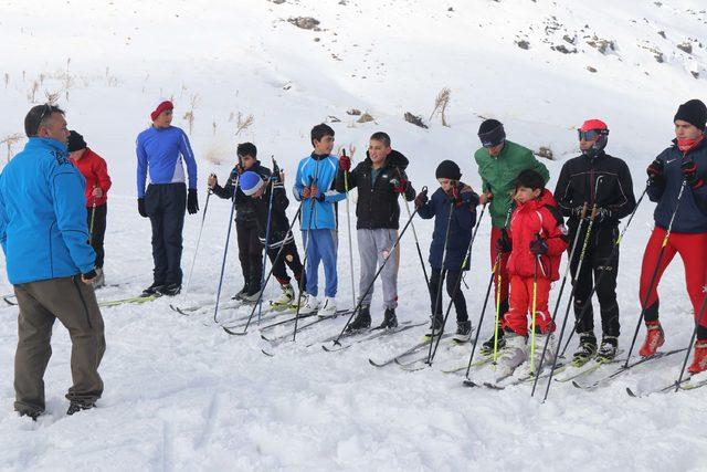 Bitlis'e kar yağmayınca kayakçılar, antreman için 2 bin 500 rakımlı Nemrut’a gitti