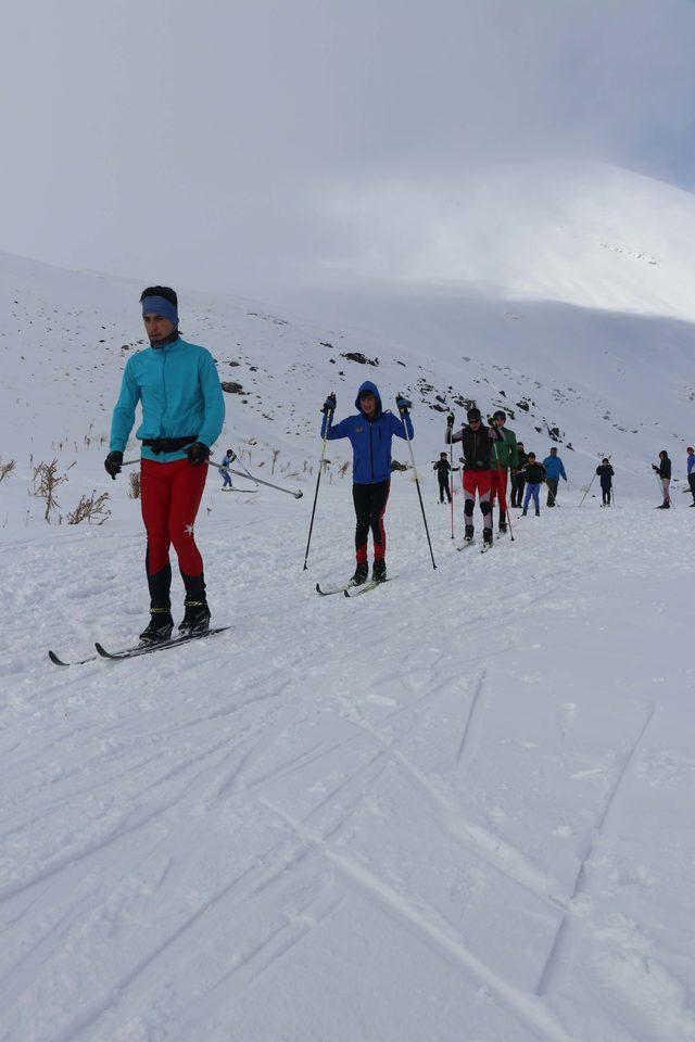 Bitlis'e kar yağmayınca kayakçılar, antreman için 2 bin 500 rakımlı Nemrut’a gitti