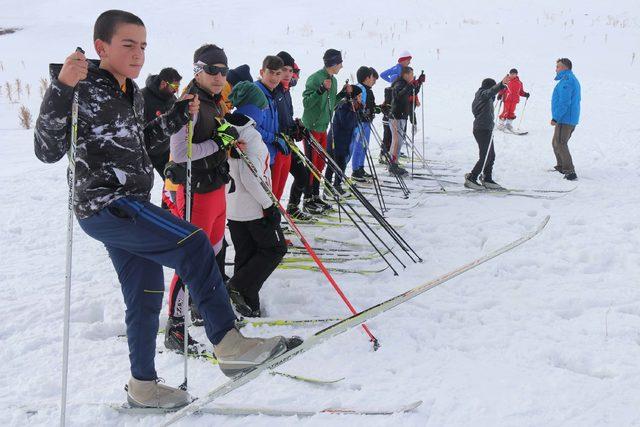 Bitlis'e kar yağmayınca kayakçılar, antreman için 2 bin 500 rakımlı Nemrut’a gitti