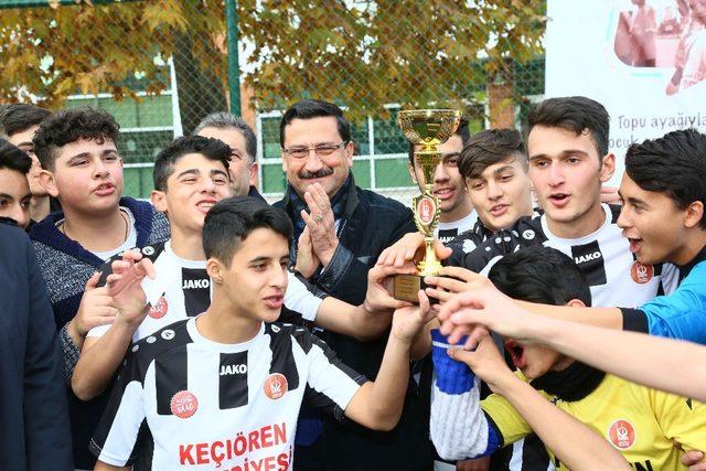 Keçiören Belediyesi’nin tarafından ikincisi düzenlenen 40 mahallenin katıldığı Futbol Turnuvası sona erdi