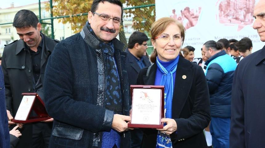 Ke&ccedil;i&ouml;ren Belediyesi&rsquo;nin tarafından ikincisi d&uuml;zenlenen 40 mahallenin katıldığı Futbol Turnuvası sona erdi