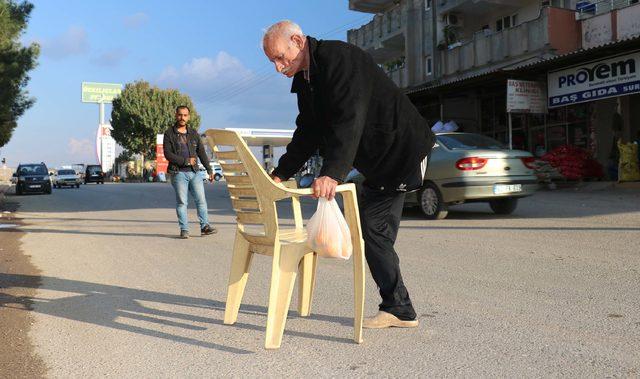 Plastik sandalyeyi baston gibi kullanmaktan kurtuldu