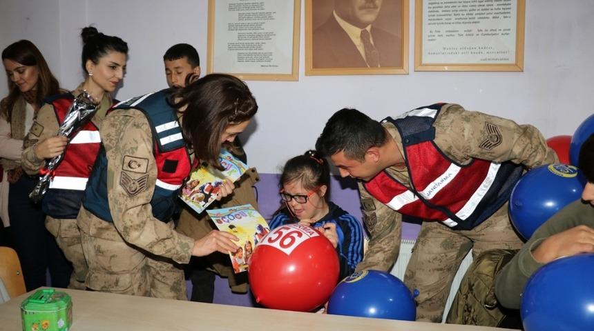 Jandarmadan engelli &ccedil;ocuklara anlamlı ziyaret