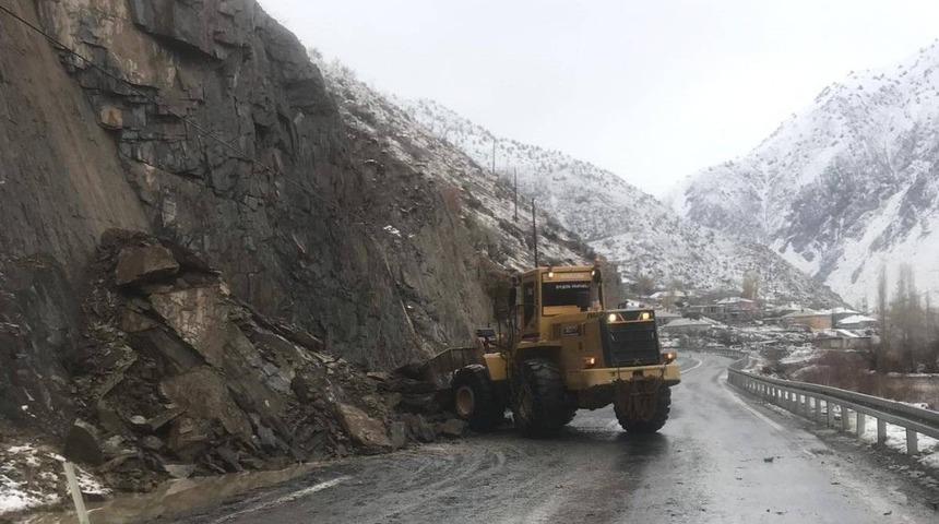 Hakkari-Van karayoluna d&uuml;şen kayalar temizlendi