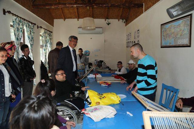 Engelsiz at&ouml;lyede hem &ouml;ğreniyorlar hem &uuml;retiyorlar 1