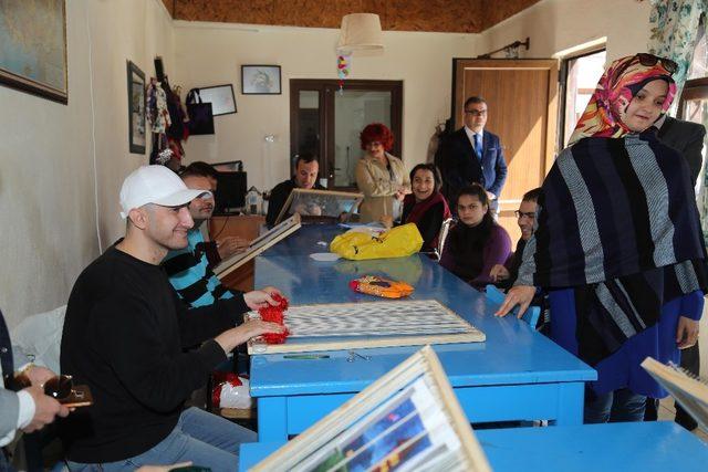 Engelsiz at&ouml;lyede hem &ouml;ğreniyorlar hem &uuml;retiyorlar 2