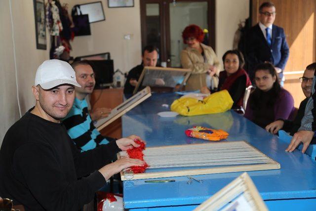 Engelsiz at&ouml;lyede hem &ouml;ğreniyorlar hem &uuml;retiyorlar 3