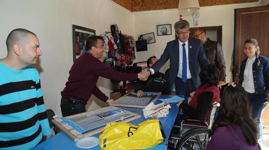 Engelsiz at&ouml;lyede hem &ouml;ğreniyorlar hem &uuml;retiyorlar