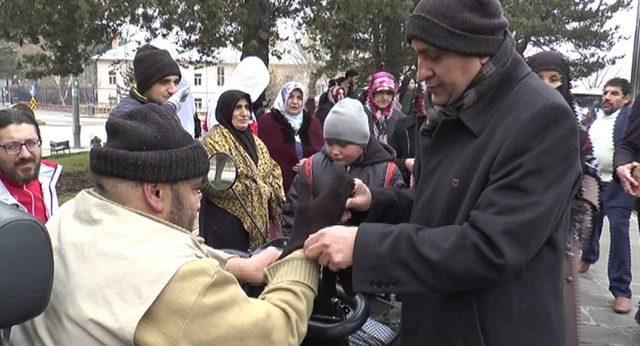 Asayiş Şube Müdüründen üşüyen ellere eldiven