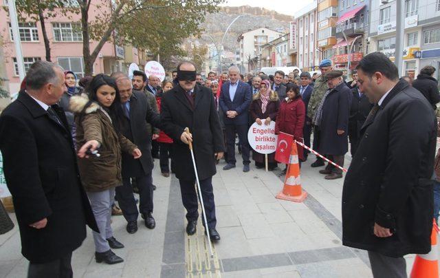 Vali ve Belediye Başkanı engelli parkurunda empati yaptı