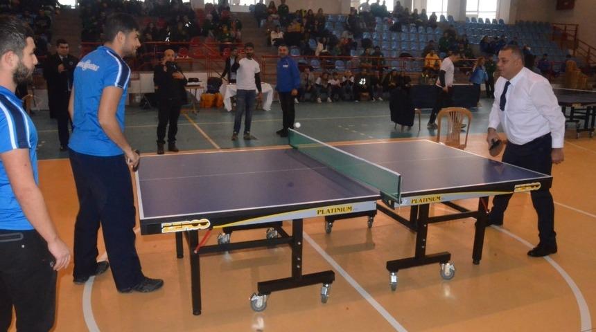 Masa tenisi başlama vuruşunu Erdoğan Bıyık yaptı