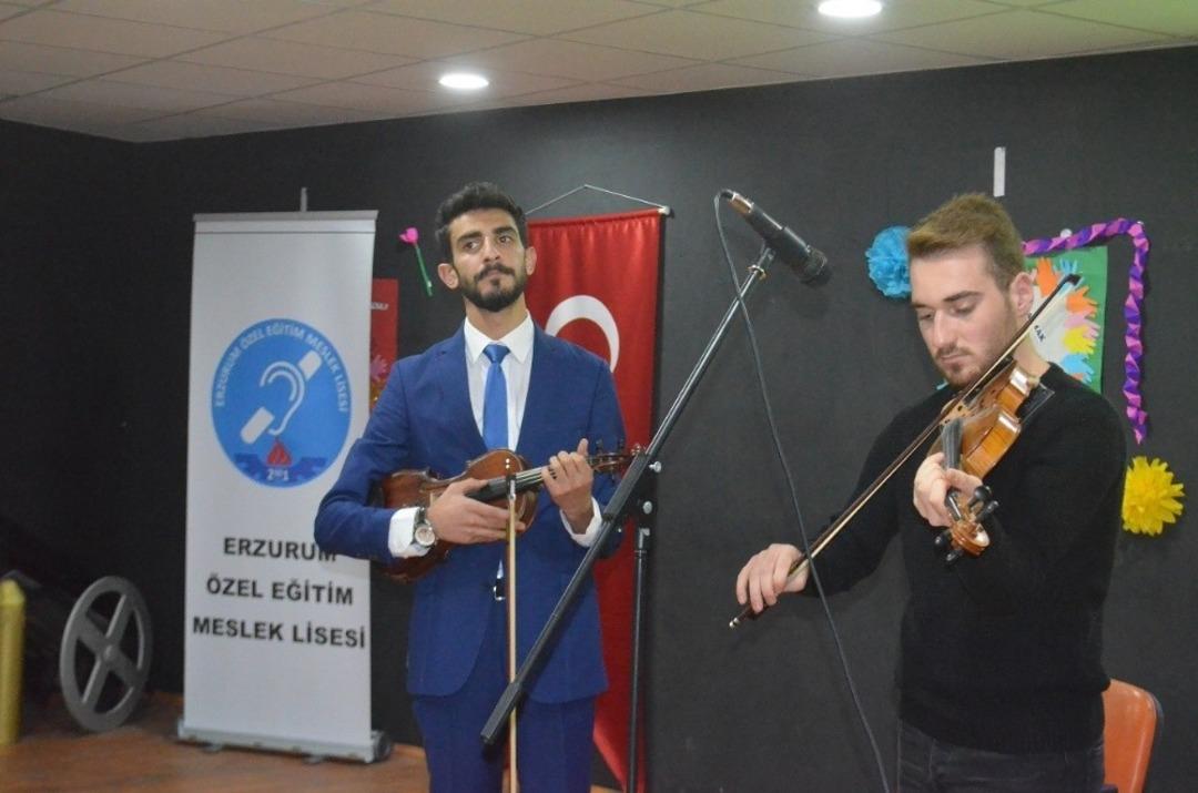 Kendi g&uuml;n&uuml;nde sunuculuk yaptı