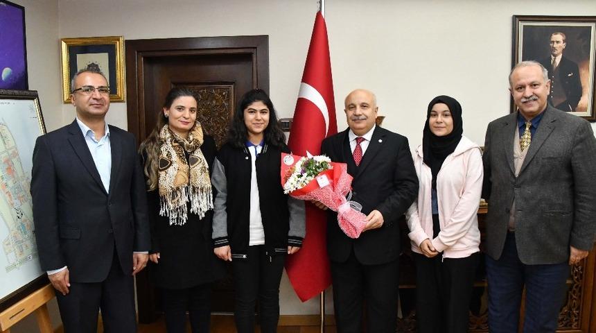 &Uuml;niversite ile lise arasında işbirliği