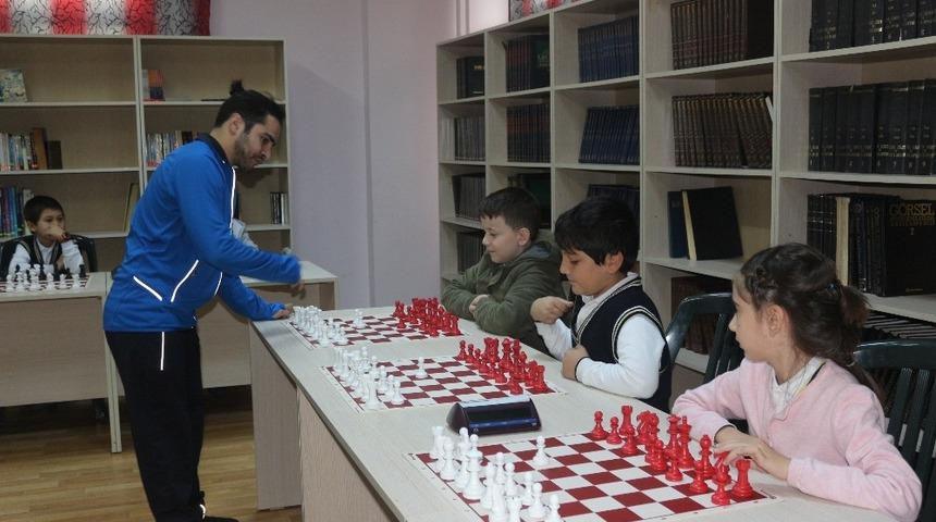 Engelli sporcu aynı anda 15 &ouml;ğrenciyle satran&ccedil; oynadı