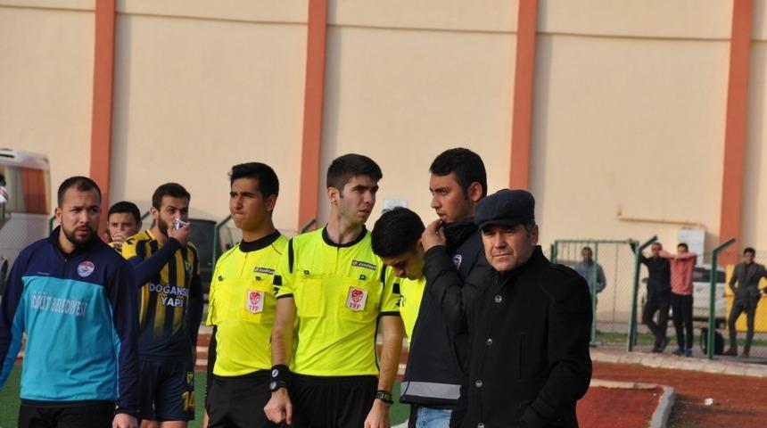 Kırımızı kart g&ouml;ren oyuncunun su fırlattığı hakem ma&ccedil;ı tatil etti