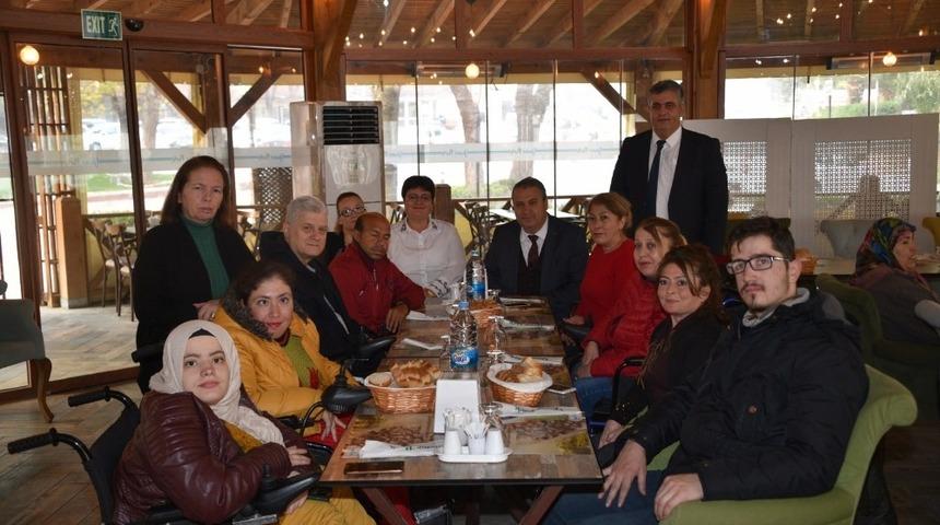 Başkan &Ccedil;er&ccedil;i engellilerle bir araya geldi