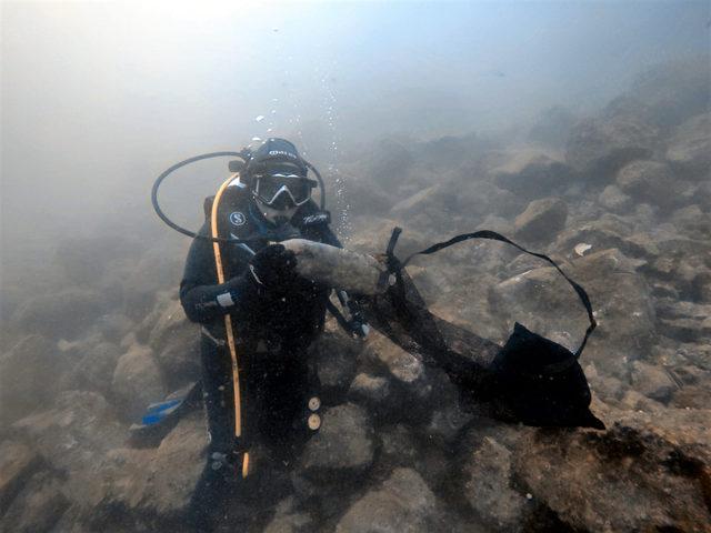 Üniversiteli dalgıçlardan Saros Körfezi'nde dip temizliği