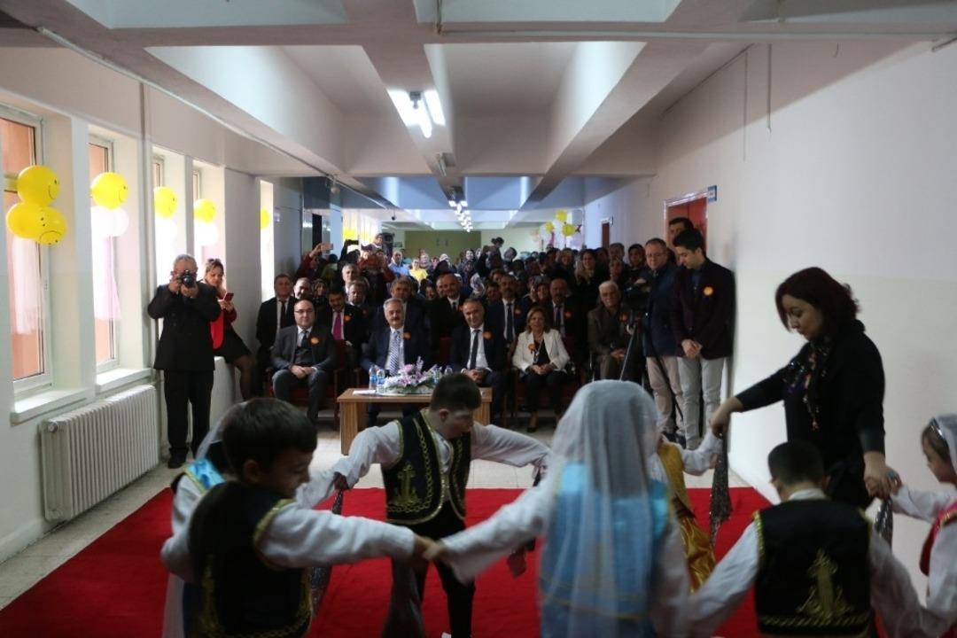 &Ouml;zel &ouml;ğrenciler g&ouml;sterileriyle adeta b&uuml;y&uuml;ledi