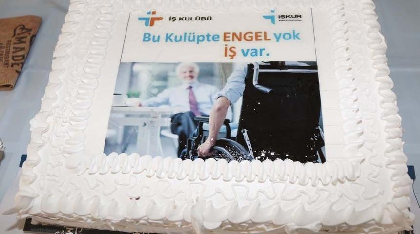 Engelli kursiyerler i&ccedil;in pastalı kutlama