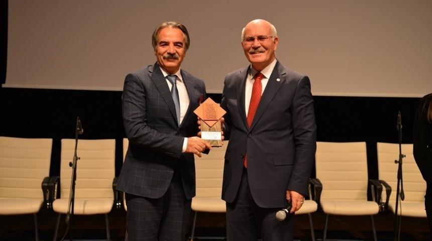 Rekt&ouml;r  Bağlı 5. Engelsiz Sanat &Ouml;d&uuml;lleri T&ouml;reni&rsquo;ne katıldı