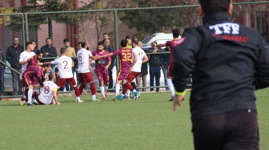 Fırat &Uuml;niversitesi Gen&ccedil;lik ve Spor - S&uuml;rs&uuml;r&uuml;spor ma&ccedil;ında 5 kırmızı kart &ccedil;ıktı