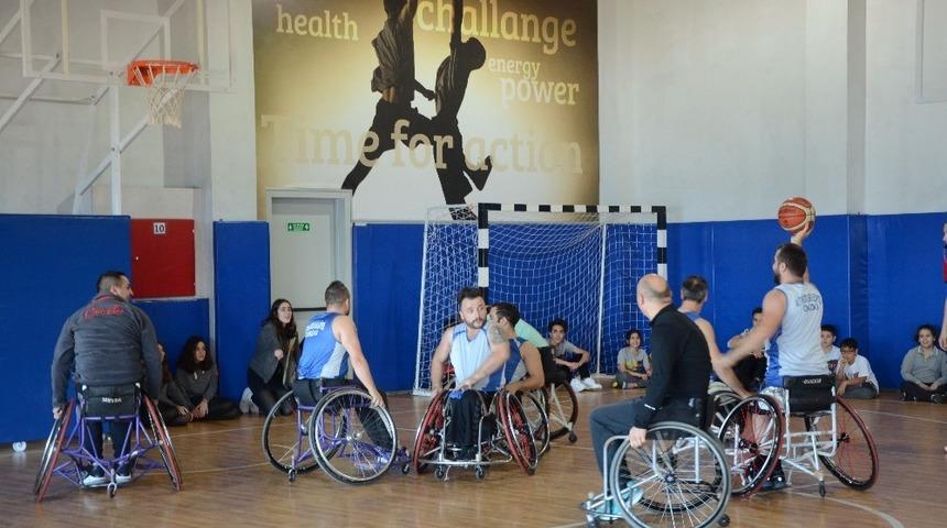 Engelliler G&uuml;n&uuml;&rsquo;ne basketbol ma&ccedil;ı ile dikkat &ccedil;ektiler