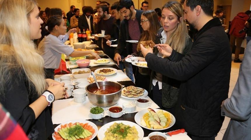 &Ouml;ğrenciler K&uuml;lt&uuml;rlerarası Yemekte Buluştu