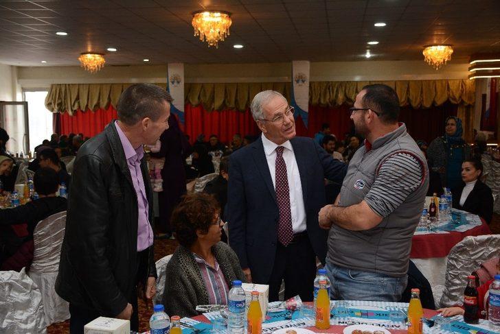 Dinar Belediyesinden engelli vatandaşlar onruna yemek G1