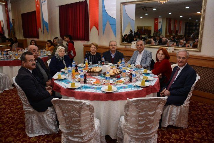 Dinar Belediyesinden engelli vatandaşlar onruna yemek G2