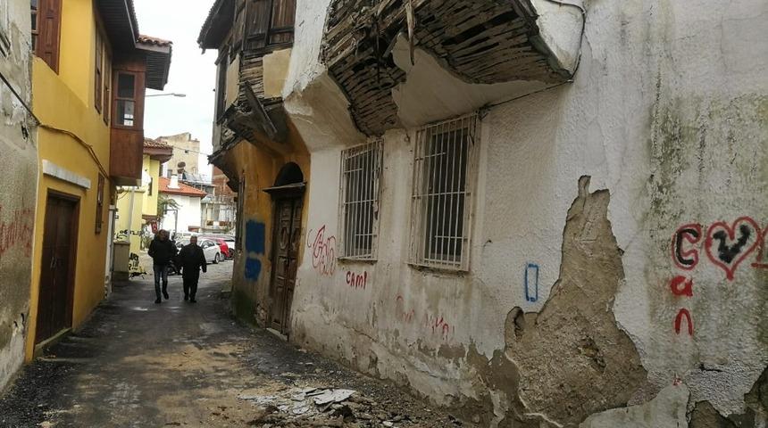 Eski evler tehlike sa&ccedil;ıyor