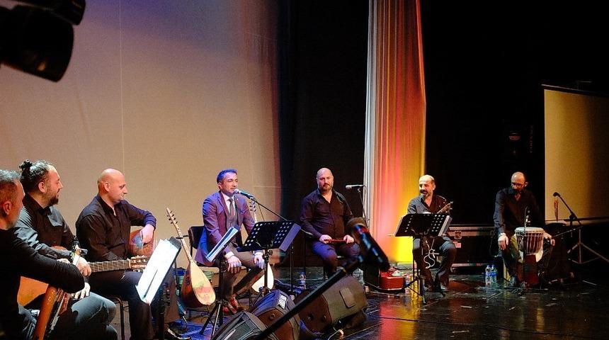 Edebiyat &Ouml;ğretmeni "Hayal" adlı alb&uuml;m&uuml;n&uuml; tanıttı