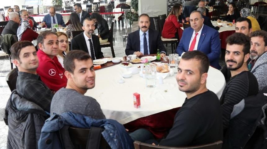 Rekt&ouml;r G&uuml;r&rsquo;den Engelli dostu kamp&uuml;s vurgusu