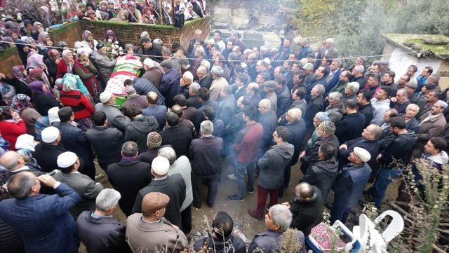 Trafik kazasında hayatını kaybeden Güllü Hafız’ı son yolculuğuna uğurlandı