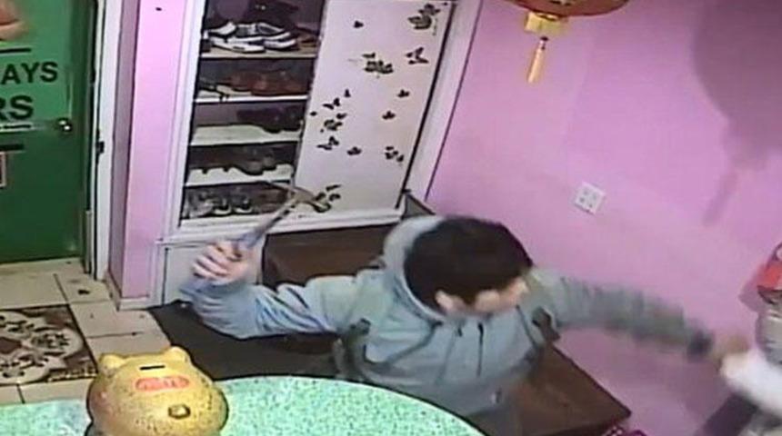 Masaj salonunda terör estirdi