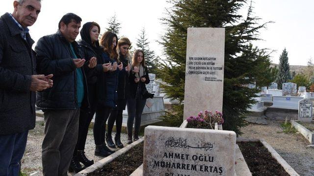 Halk ozanı Neşet Ertaş’ın babası Muharrem Ertaş, ölümünün 34. yılında mezarı başında anıldı
