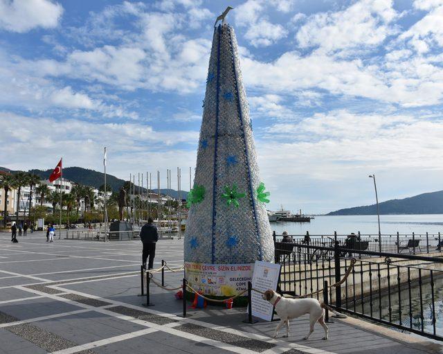 Farkındalık için atık malzemelerle Noel ağacı yaptılar