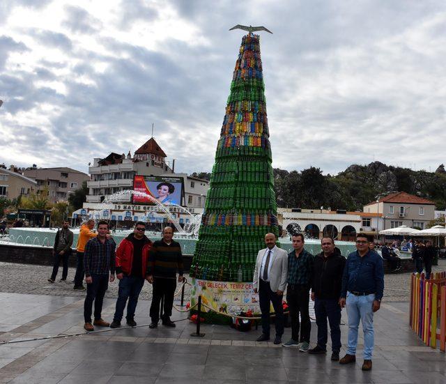 Farkındalık için atık malzemelerle Noel ağacı yaptılar