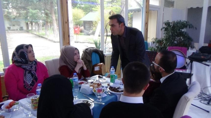 Emet&rsquo;te engelliler, işaret diliyle şarkı s&ouml;yledi