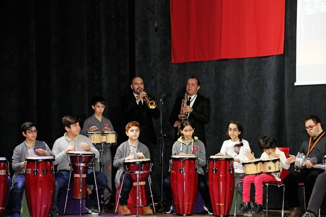 Engelli &ouml;ğrencilerin g&ouml;sterisi ayakta alkışlandı