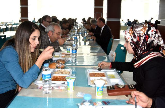 YYÜ Rektörü Battal, zehirlenme olayından sonra öğrencilerle birlikte yemek yedi