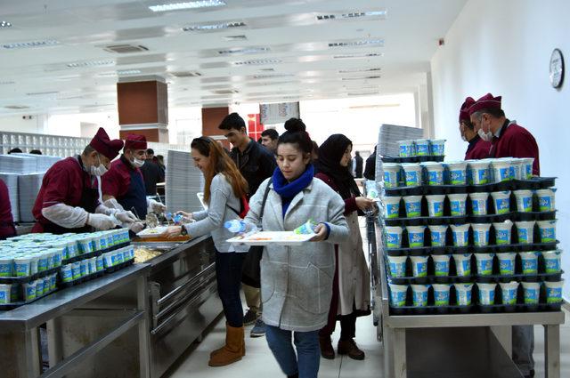 YYÜ Rektörü Battal, zehirlenme olayından sonra öğrencilerle birlikte yemek yedi