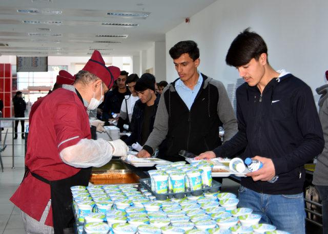 YYÜ Rektörü Battal, zehirlenme olayından sonra öğrencilerle birlikte yemek yedi