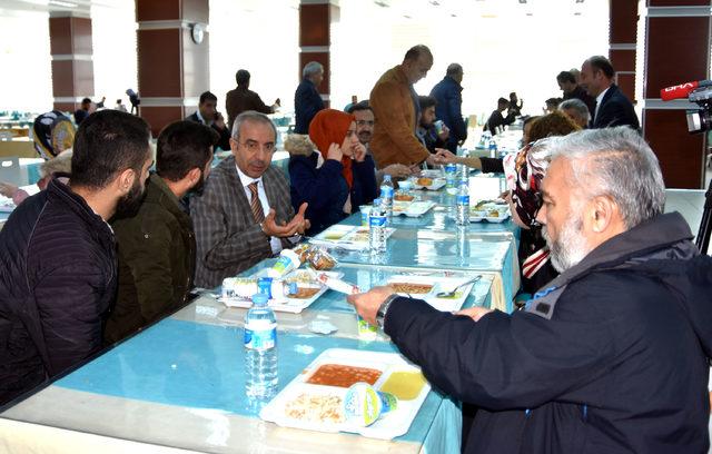 YYÜ Rektörü Battal, zehirlenme olayından sonra öğrencilerle birlikte yemek yedi