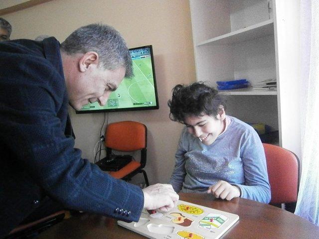 Kaymakam Özkan’dan engelli öğrencilere ziyaret