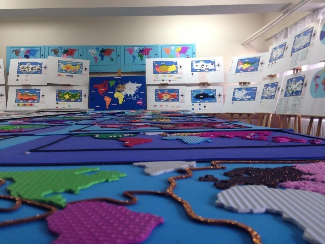 G&ouml;rme engelliler i&ccedil;in tasarlanan haritalar sergilendi