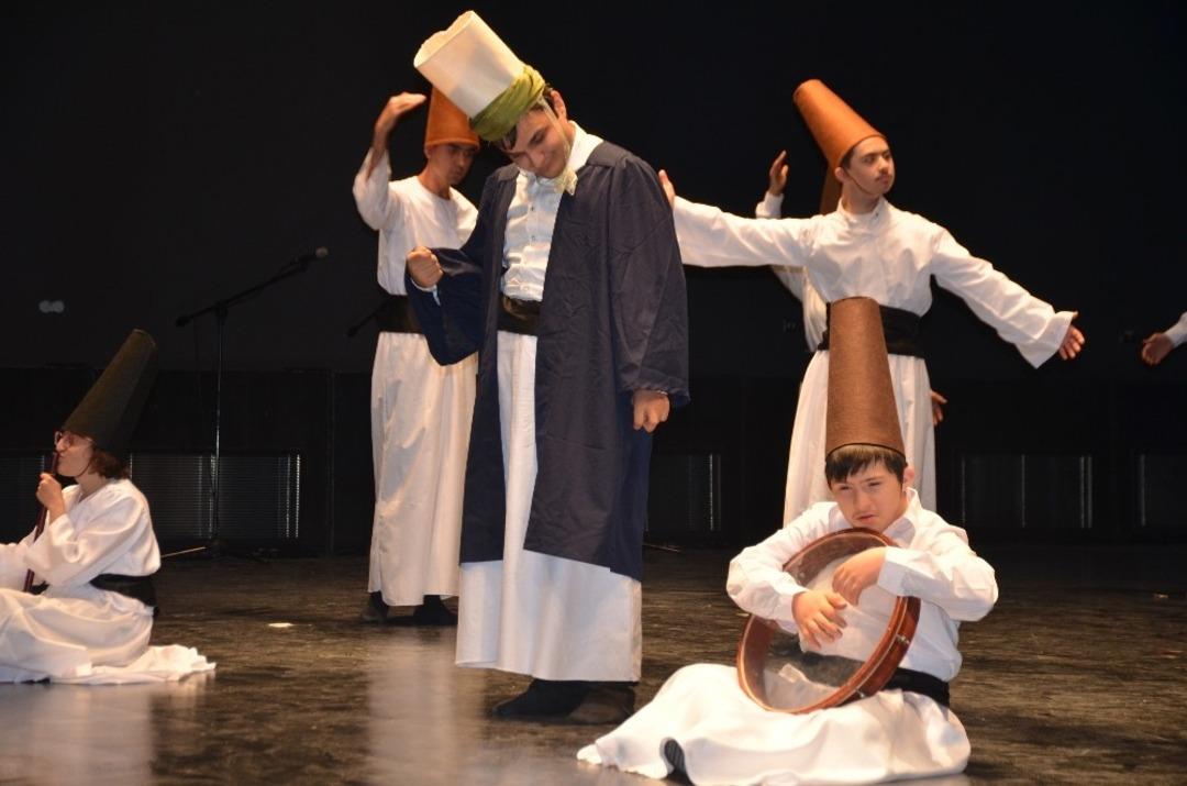 &Ouml;zel gereksinimli &ccedil;ocukların m&uuml;zik, semazen ve halk oyunları g&ouml;steri b&uuml;y&uuml;k beğeni topladı