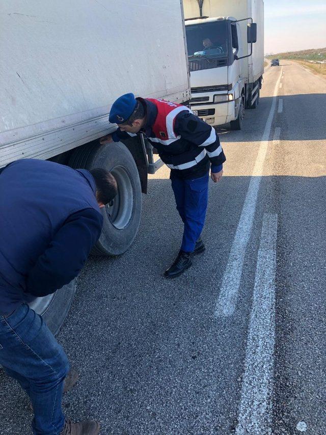 Jandarma kış lastiği denetimlerini sürdürüyor