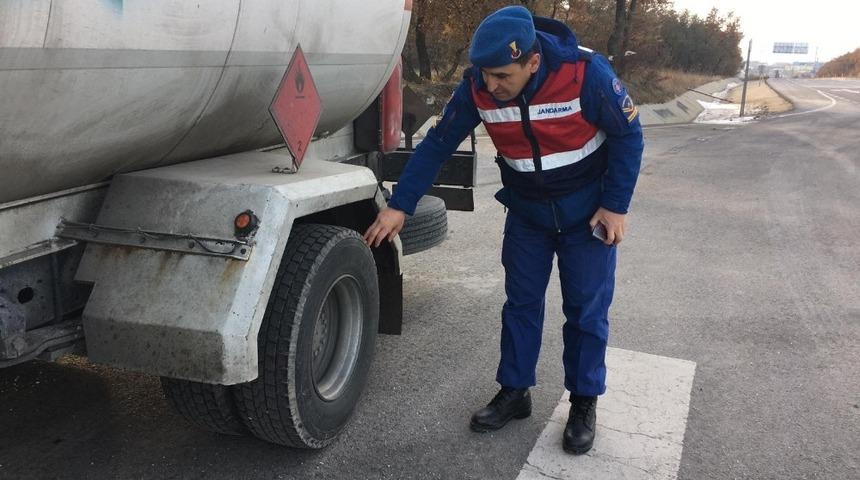 Jandarma kış lastiği denetimlerini s&uuml;rd&uuml;r&uuml;yor